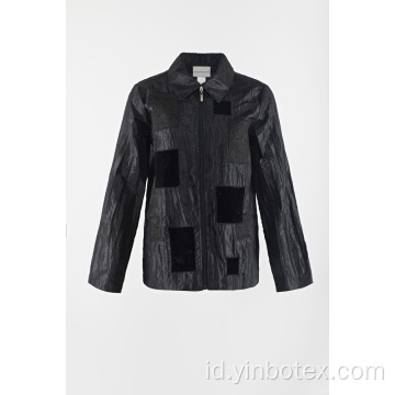 Mantel kasual berwarna hitam pekat di jaket kerut